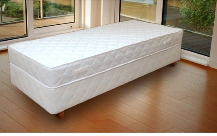 Кровать из двух матрасов